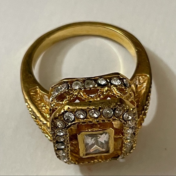 Elegant Gold Tone Faux Diamond Cocktail Ring Sz 7 - Picture 5 of 13